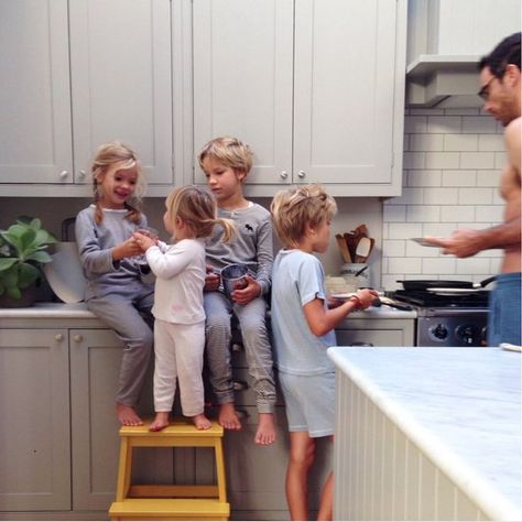 kids in the kitchen Dream Family, Future Mom, Foto Poses, Jason Todd, Future Goals, Cute Family, Family Goals, Baby Family, Future Life