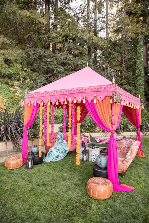 Coachella Party Ideas, Dekorasi Maroko, Coachella Theme Party, Coachella Theme, Hippie Birthday Party, Festival Themed Party, Arabian Nights Party, Deco Buffet, Coachella Party