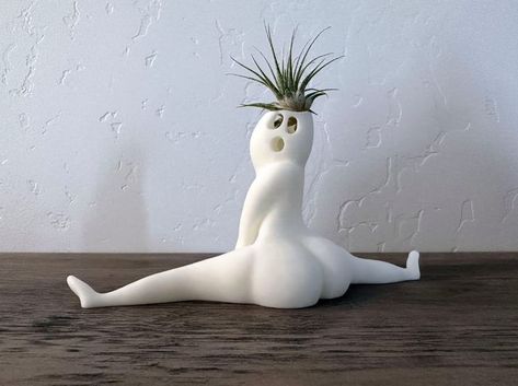 Little plant corner Halloween Planter Ideas, Funny Planters, Funny House Decor, Quirky Gift Ideas, Funny Decorations, Halloween Plants, Diy Halloween Gifts, Tillandsia Ionantha, Plant Display Ideas