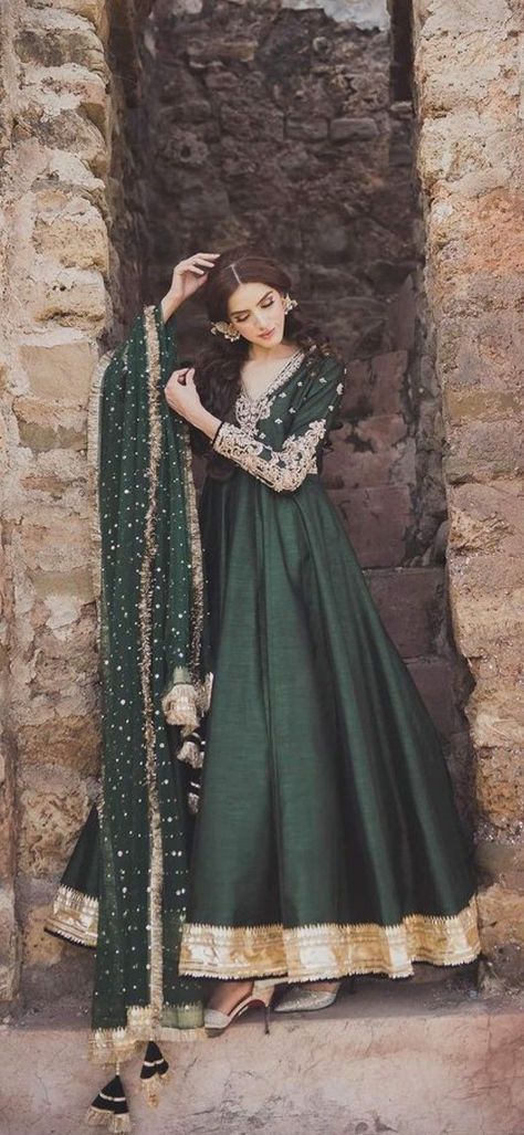 Stunning long frock ideas Dark Green Desi Dress, Dark Green Pakistani Dress, Long Frocks Ideas, Green Pakistani Dress, Long Frocks Designs, Casual Bridal Dress, Wedding Frocks, Desi Dress, Latest Maxi Dresses