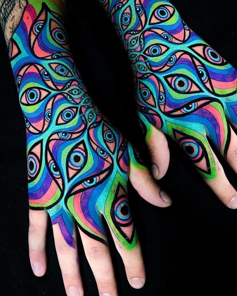 Crazy surreal tattoos by Leonardo_tattoos Tattoo Artists At Work, At Work Aesthetic, Uv Tattoo Ideas, Shroom Tattoo, Glitch Tattoo, Spooky Drinks, Vibrant Tattoos, Herren Hand Tattoos, Artists At Work