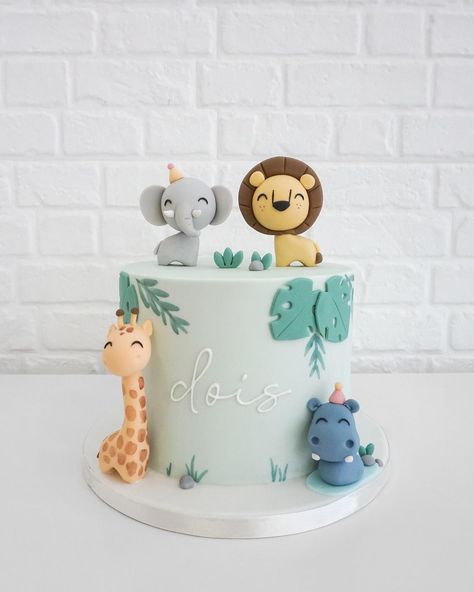 Peace of Cake Studio on Instagram: “🐆🐘Party like an animal!🦒 🦛 #junglecake #kidscakes #peaceofcakestudiocakes #originalfigurines #cakesofinstagram #ruamouzinhodealbuquerque507…” Animal Jungle Cake, Cake Safari Theme, Jungle Theme Birthday Cake, Party Animal Birthday Theme, Animal Birthday Theme, Animal Theme Cake, Party Like An Animal, Wild One Birthday Cake, Birthday Theme Ideas