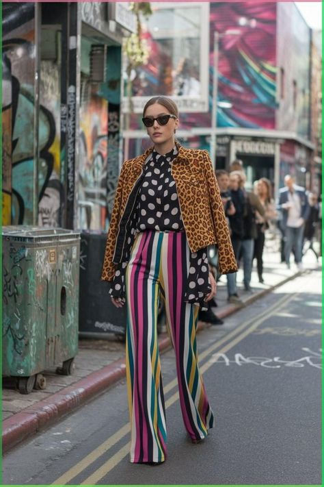 Trendy Cargo Pants Outfit, Eclectic Style Clothing, Mixing Patterns Fashion, Bold Fashion Outfits, Cargo Pants Outfit Ideas, Pattern Mixing Outfits, Pattern Street Style, Mixed Prints Outfit, Mixing Prints Fashion