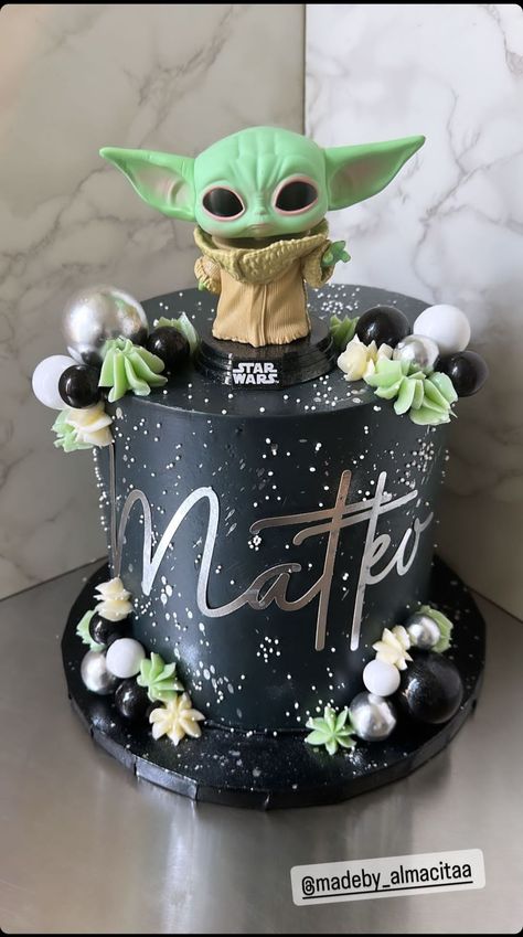 Yoda Cake Ideas, Baby Yoda Birthday Cake, Pastel Star Wars, Yoda Cakes, Yoda Birthday Cake, Star Wars Torte, Mandalorian Party, Baby Yoda Cake, R2d2 Cake