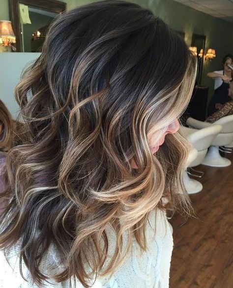 Want bigger, badder, sexier hair? The ingredient you're missing is a few shakes of texture powder Tmavý Blond, Brunette Balayage, Beautiful Brunette, Fall Hair Color For Brunettes, Brunette Balayage Hair, Balayage Brunette, Brown Blonde Hair, Ombre Hair Color, Long Wavy Hair