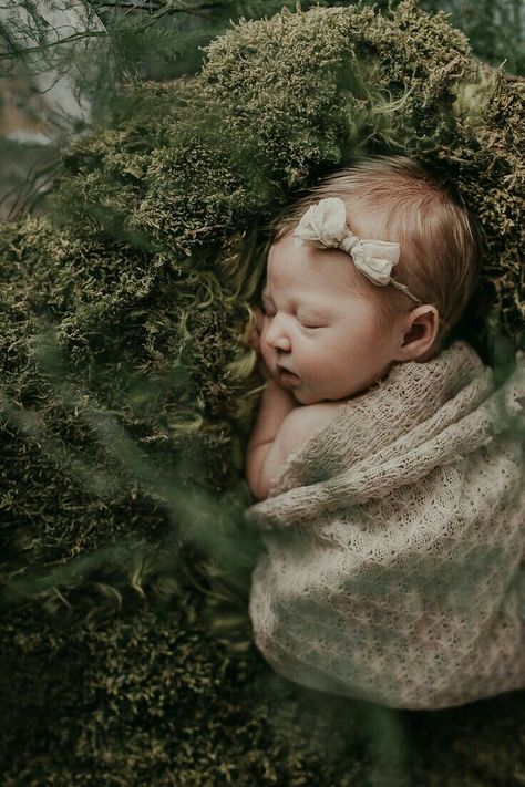 Photoshoot Garden, Outdoor Newborn Photography, Newborn Photography Tips, Born Photography, Newborn Photography Poses, Newborn Baby Photoshoot, Newborn Baby Photos, Newborn Poses, Foto Baby