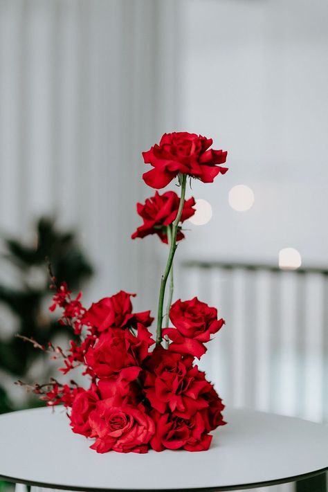 Natural Flower Centerpieces, Roses For Valentines Day, Red Roses Centerpieces, Rose Centerpieces Wedding, Red Flower Arrangements, Red Rose Arrangements, Cake Torte, Red Centerpieces, Red Wedding Theme