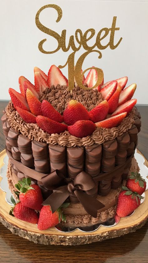 Sweet 16 Cakes Chocolate, Chocolate Sweet 16 Cake, Simple Birthday Cake Strawberry, Birthday Cake Ideas Sweet 16, Strawberry Decorations Cake, Chocolate Birthday Cake With Strawberry, Sweet 16 Party Ideas Cake, Strawberry Cake For Birthday, Sweet 16 Cake Ideas Simple