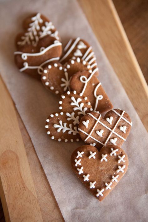 Gorgeous ginger bread cookies. Too pretty to eat? Jul Kaka, Jul Mad, Shaped Cookies, Heart Shaped Cookies, Smitten Kitchen, Xmas Cookies, Christmas Sugar Cookies, Deilig Mat, Valentine Cookies