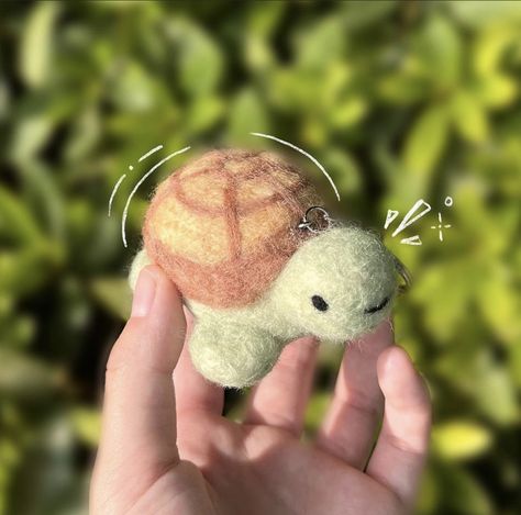 Tiny Felted Animals, Needle Felt Turtle, Needle Felting Turtle, Aesthetic Needle Felting, Cute Felting Ideas, Needle Felt Keychain, Needle Felting Keychain, Needle Felting Ideas For Beginners, Cute Needle Felting Ideas