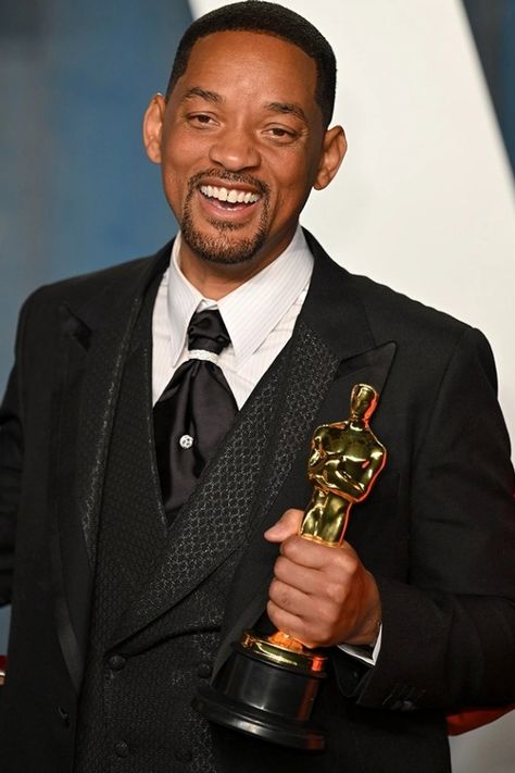 OSCAR bosses have finally spoken out to condemn Will Smith slapping Chris Rock and confirmed they are launching a formal review’ In a short statement, the Academy made it clear they will not be taking Best Actor winner Will’s actions lightly. An official spokesperson said: “The Academy condemns the actions of Mr. Smith at last […] Halloween Desenhos, Will Smith Actor, Best Actor Oscar, Mr Smith, Mercedes Wallpaper, The Slap, Best Documentaries, Chris Rock, Male Actors