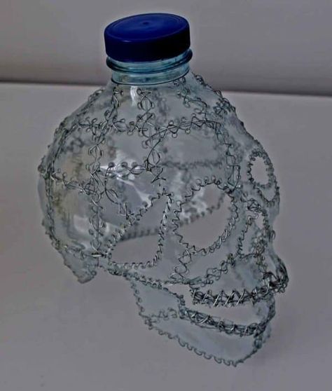 Skulls Recycling • Recyclart Plastik Recycling, Takken Decor, Cheap Diy Halloween Decorations, مشروعات العلوم, Plastic Bottle Art, Recycled Art Projects, Instruções Origami, Trash Art, Tiled Shower