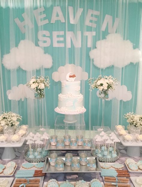 Heaven Sent Baby Shower » mondeliceblog.com Table Baby, Baby Shower Vintage, Cakes And Cupcakes, Fiesta Baby Shower, Shower Bebe, Shower Themes, Foto Baby, Baby Shower Decor, Baby Shower Planning