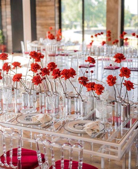 Red Flower Arrangements Modern, Red Table Setting Wedding, Red Flower Arrangements, Red Centerpieces, Red And White Weddings, Red Wedding Theme, Rosé Theme, Modern Centerpieces, White Centerpiece