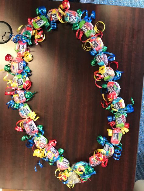 Candy Leis Diy, Candy Necklace Diy, Graduation Necklace Candy, Candy Lei Diy, Graduation Candy Lei, Lei Diy, Candy Leis, Graduation Leis Diy, Graduation Money Lei