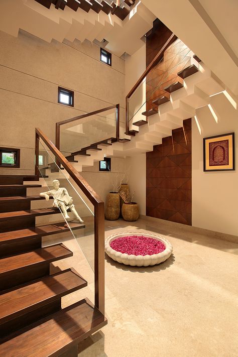 A modern bungalow using concrete, exposed brick design is designed and constructed by KN Associates. Contemporary style architecture with use of kota stone. Vstupná Hala, درج السلم, Home Designs Exterior, Staircase Design Modern, Stairs Design Interior, Stair Railing Design, Stairway Design, Stairs Design Modern, Staircase Decor