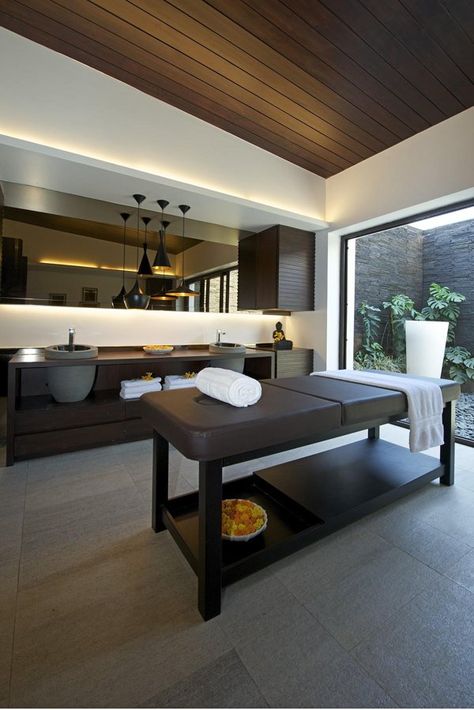 Bathroom with massage table and courtyard in PA House in Khandala, India designed by Ateliier and Home Massage Room, Deco Spa, Massage Room Design, Spa Massage Room, Veranda Design, Massage Room Decor, Home Spa Room, Spa Room Decor, Spa Interior Design