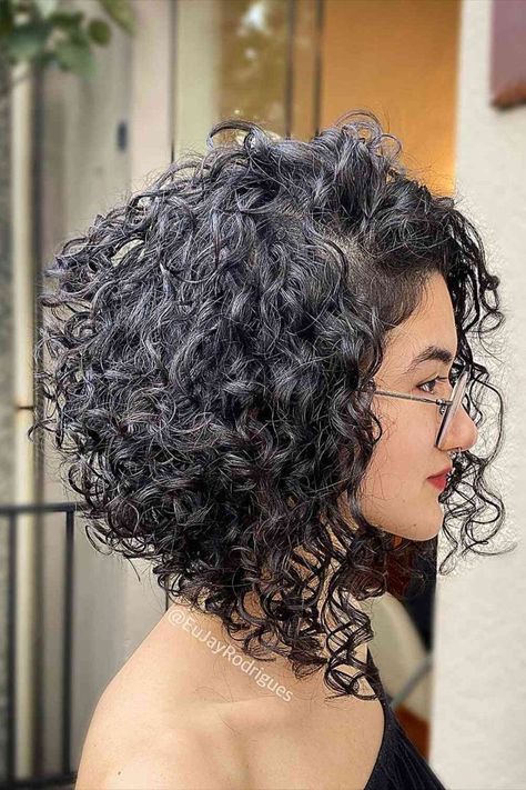 Stylish Bob that is Inverted and Curly Pelo Bob Ondulado, Curly Inverted Bob, Long Bobs, Natural Curly Hair Cuts, Inverted Bob Hairstyles, Bob Haircut Curly, Wavy Bob Hairstyles, Short Curly Haircuts, Short Curly Bob