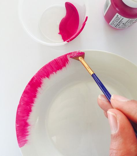 diy-pink-rimmed-plates-04 Decorative Plates Diy, Diy Tableware, Diy Pottery Painting, Painted Ceramic Plates, Plates Diy, Paint Your Own Pottery, Pottery Painting Designs, Diy Ceramic, Painted Plates