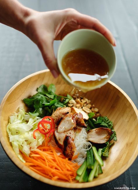 Vietnamese Noodle Salad Vermicelli Bowl, Lemongrass Chicken Recipe, Chicken Vermicelli, Vietnamese Noodle Salad, Healhty Meals, Vietnamese Foods, Lemongrass Chicken, Rice Noodle Salad, Vietnamese Noodles