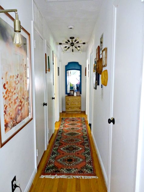 boho eclectic hallway Long Narrow Hallway Ideas, Eclectic Hallway, Narrow Hallway Decor, Art Deco Style Interior, Narrow Entryway, Narrow Hallway Decorating, Narrow Hallway Ideas, Hallway Designs, Foyer Decorating