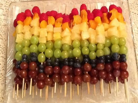 Rainbow Fruit Kabobs, Fruit Kabob, Kids Party Snacks, Birthday Snacks, Healthy Party Food, Birthday Party Snacks, Fruit Skewers, Fruit Kabobs, Rainbow Fruit