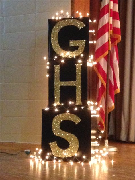 School Dance Backdrop Ideas, Black Gold Prom Decorations, Junior Prom Decorations Party Ideas, Prom Archway Ideas, Prom School Decoration, Tacky Prom Decorations, Back To School Dance Decorations, Go For The Gold Theme, School Event Decor