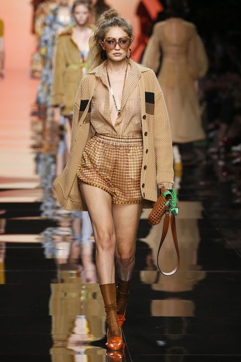 Gigi Hadid on the Fendi Runway at Milan Fashion Week Walk Outfits, Gigi Hadid Runway, Fendi Runway, Spring Walk, Gigi Hadid Street Style, Casual Attire For Women, Fendi Dress, Gigi Hadid Outfits, Fashion Runway Show