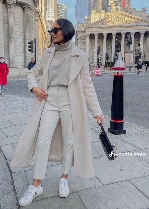 15 Must-Have Fall Travel Outfits: Your Ultimate Guide to an Autumn Getaway Autumn Winter Outfits 2024, Paris Style Winter, Eurotrip Outfits, Madrid Outfits, Mantel Outfit, November Outfits, Fall Travel Outfit, Ny Outfits, New York Outfits