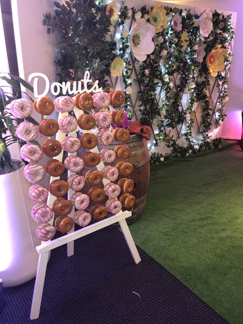 Donut Buffet Ideas, 30th Birthday Buffet, Food Fest Decoration Ideas, Birthday Donut Wall, Donut Wall Birthday, Acrylic Donut Wall, Donuts Wall, Donut Decorating Ideas, Candy Wall