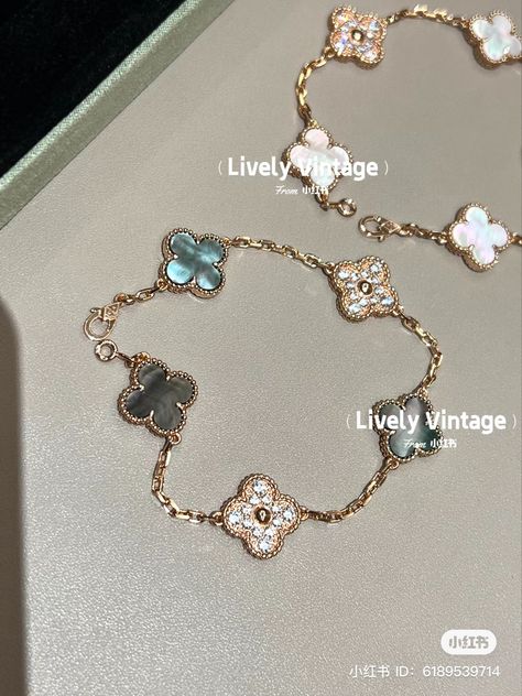 Glamouröse Outfits, Van Cleef And Arpels Jewelry, Gelang Manik-manik, Mode Tips, Expensive Jewelry Luxury, Wrist Jewelry, Luxe Jewelry, Gelang Manik, Dope Jewelry