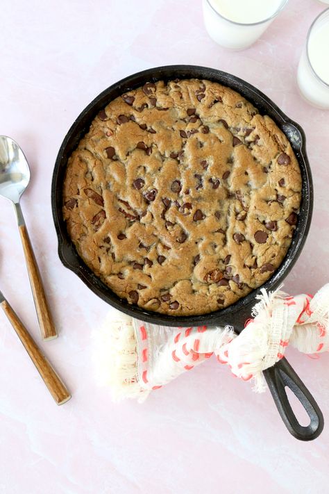 Brown Butter Skillet Cookie, Cast Iron Skillet Cookie Recipe, Cookie Batter Recipe, Cast Iron Skillet Cookie, Chocolate Chip Cookie Skillet, Skillet Cookie Recipe, Scoops Of Ice Cream, Cookie Skillet, Chocolate Chip Cookie Pie