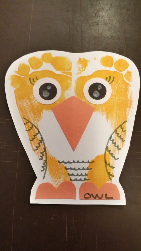 Bird Art For Infants, Letter O Footprint Craft, Nocturnal Animal Crafts For Infants, Bird Art Toddlers, Bird Crafts For Infants, Pet Crafts For Infants, Fall Infant Footprint Crafts, Fall Artwork For Infants, Squirrel Art For Toddlers