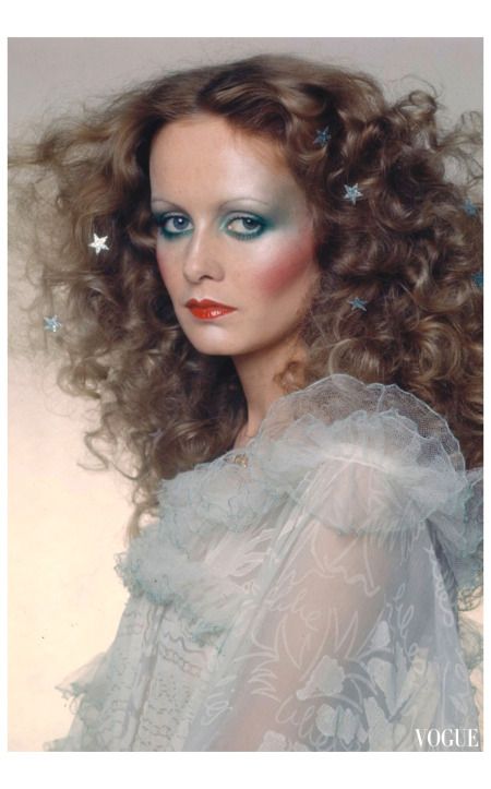 Twiggy Vogue December 1974 Hats Photoshoot, 70s Glam Makeup, 80s Beauty, 1970s Makeup, Look Disco, Disco Makeup, Disco Queen, 70s Makeup, 70s Glam