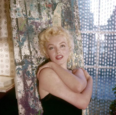 I love you can see her freckles!!!  and her arms look like real pale skin people do, kinda pink and splotchy, very real~ Marilyn Monroe Fotos, Estilo Marilyn Monroe, English Fashion, Cecil Beaton, Marilyn Monroe Photos, Marlene Dietrich, Norma Jean, Norma Jeane, Sophia Loren