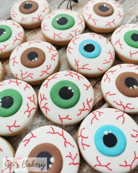 Perfect treat for a Halloween party! Hand decorated sugar cookies 👻 Eyeball Cookies, Halloween Sugar Cookies Decorated, Halloween Sugar Cookies, Halloween Eyeballs, Decorated Sugar Cookies, Cookies Decorated, Halloween Cookies, Sugar Cookies Decorated, Food Obsession