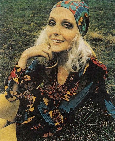 A very high fashion outfit you would see a stylish women wear at Woodstock.  Georgina Linhart Outfit for Petticoat  October, 1969 Woodstock Fashion, Mode Disco, 1969 Fashion, 1960s Hippie, 60s Hippie, Festival Mode, Moda Hippie, Floral Frocks, Festival Photo