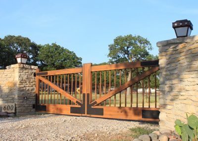 Ranch Fences And Gates, Big Gates Entrance, Rustic Gates Entrance, Country Gate Entrance Ideas, Entry Gates Ideas Driveway Entrance, Farm Gate Ideas, Ranch Entry Gates, Farmhouse Gate Entrance, Driveway Entrance Gate