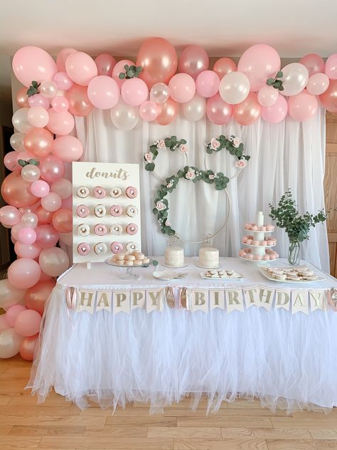 Pink And White Minnie Mouse Party, Floral Pink Birthday Party, Birthday Theme Pink And White, Pink And White 1st Birthday Theme, Balloon Garland And Backdrop, Pink And White Bday Decorations, Birthday Party Pink Decorations, Minnie Mouse Floral Birthday Party, Floral Party Backdrop