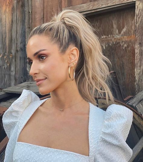 Warm Blonde Balayage. A high ponytail that showcases dark roots and tumbles into a warm honey blonde. Click through for 25 blonde balayage hair color ideas. #blondebalayage #balayage #hairideas #blonde IG: @justinandersoncolor Warm Blonde Balayage, Messy Ponytail Hairstyles, Southern Hair, Baby Blonde Hair, Balayage Blond, Blonde Balayage Highlights, Cool Blonde Hair, Messy Ponytail, Light Blonde Hair