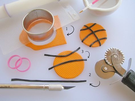 Basketball fondant tutorial Basketball Cupcakes Ideas, Cupcake Basketball, Basketball Cupcake Topper, Basketball Cake Ideas, Cupcake Basket, Basketball Cakes, Ball Cupcakes, Basketball Birthday Cake, Basketball Cupcakes