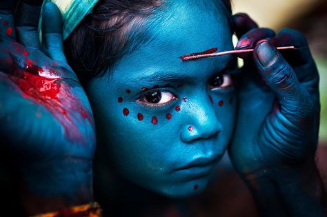 Merit – “Divine Makeover” by Mahesh Balasubramanian | The Most Astonishing Photos That Won Awards In 2014 National Geographic Photo Contest, Image Bleu, Eclipse Lunar, Didgeridoo, Pintura Facial, Blue Face, Photography Contests, Colorful Portrait, Photographer Photo