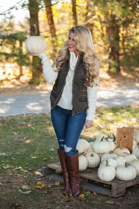 Green Vest Outfit Fall, Green Vest Outfit, Quilted Vest Outfit, Christmas Nails Short, Brown Boots Outfit, Puffer Vest Outfit, Themed Nails, Fall Boots Outfit, Dark Brown Boots