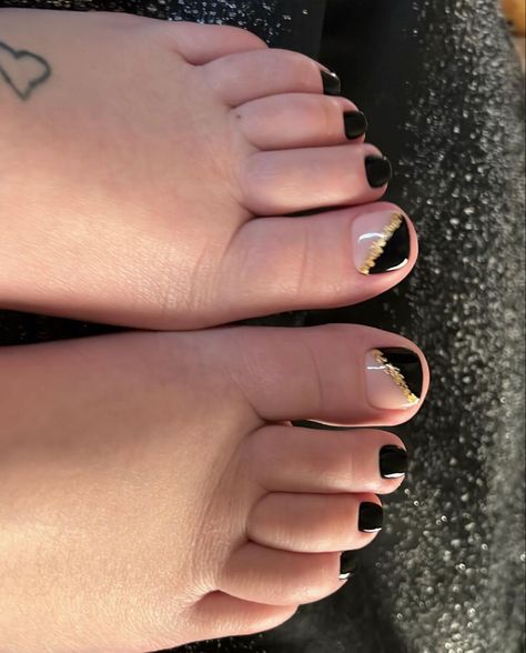 Homecoming Toenails, Feet Gel Polish, Black Polish Pedicure, Black Gel Pedicure, Gel Polish Toe Nail Designs, Toe Gel Polish, Black Nail Pedicure, Gold Pedicure Ideas, Black Nails Pedicure