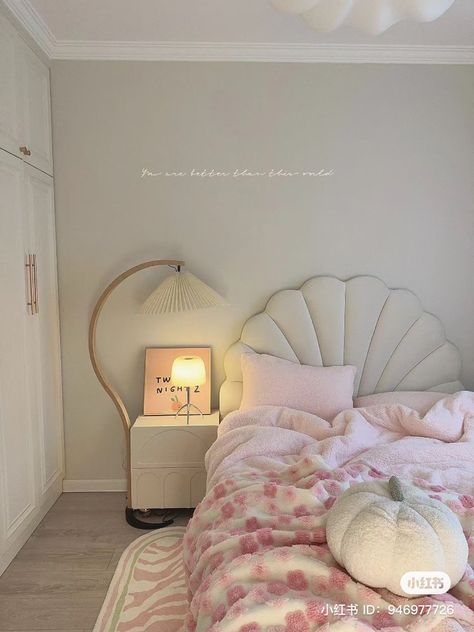 Aesthetic Bedroom Ideas Girly, Vintage Gold Bedroom Decor, Women’s Room Decor, Greenwich House, Vanity Inspiration, Dorm Inspo, Dekorasi Kamar Tidur, White Bed, Redecorate Bedroom