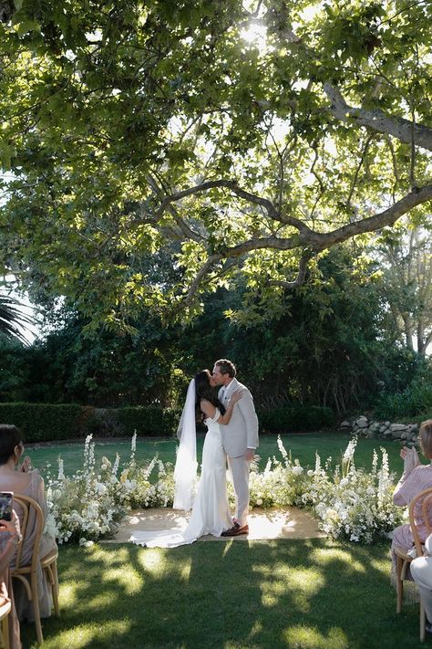 Flower Meadow Wedding Ceremony, Garden Chic Wedding Ceremony, Ceremony Garden Wedding, Mountain Garden Party Wedding, Beach Modern Wedding, Ceremony Details Wedding, Pine Tree Wedding Ceremony, Beach Lawn Wedding, October Garden Wedding