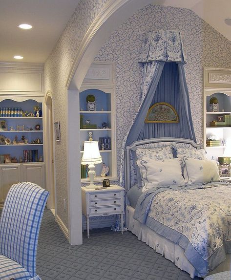 Girls Blue and White Canopy Bed Bedroom Fairycore, Bedroom Feminine, Bedroom Moody, Fairycore Decor, Fairycore Room, Japandi Bedroom, Fairy Room, Bedroom Traditional, Room Dark