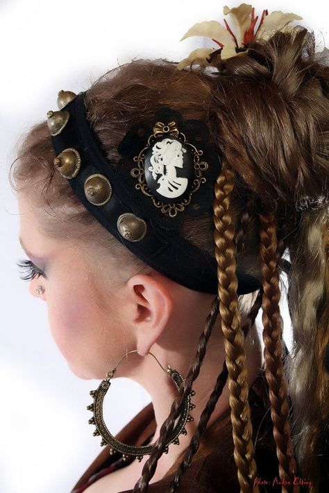 Pirate Hairstyles, Steampunk Fascinator, Female Short Hair, Pirate Hair, Partial Dreads, Hairstyles Female, Steampunk Hairstyles, Girl Pirates, Dark Circus