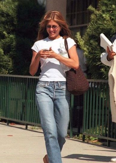 Model Off Duty Style 90s, 90s Models Off Duty, Jennifer Aniston Friends, Model Off Duty Outfits, 90s Street Style, Rachel Green Outfits, Jennifer Aniston Style, Jenifer Aniston, Off Duty Outfits