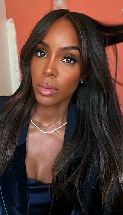 Kenya Moore Hairstyles, Middle Part Long Hair Black Women, Kelly Rowland Makeup, Kelly Rowland Hair, Black Woman Hair, Posh Makeup, Middle Part Hairstyles, Sew In Hairstyles, Kelly Rowland